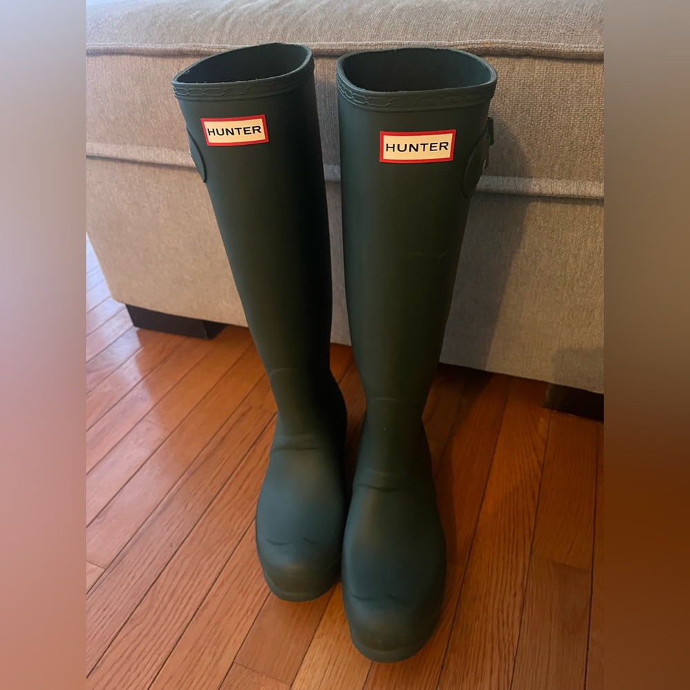 Hunter Rain boots Size 8 Womens — tall dark green - excellent condition